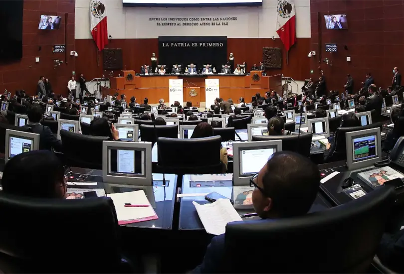 A&uacute;n con la negativa de Monreal, los Senadores aprobaron en lo general y particular el Plan B de Reforma Electoral de AMLO.