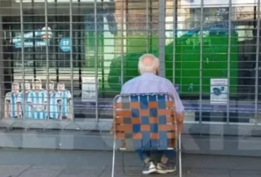 Aunque una tienda le regalará una tele para que vea el Mundial de Qatar, el señor Carlos afirma que mirar los partidos por la vitrina se convirtió en un ritual.