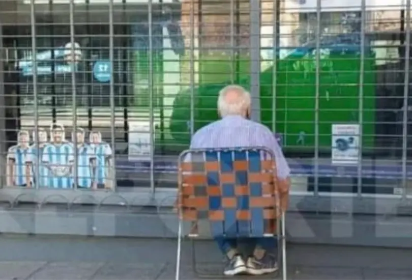 Aunque una tienda le regalar&aacute; una tele para que vea el Mundial de Qatar, el se&ntilde;or Carlos afirma que mirar los partidos por la vitrina se convirti&oacute; en un ritual.