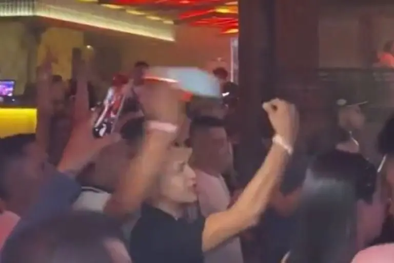 Roban cel en pleno evento - Tomada de video