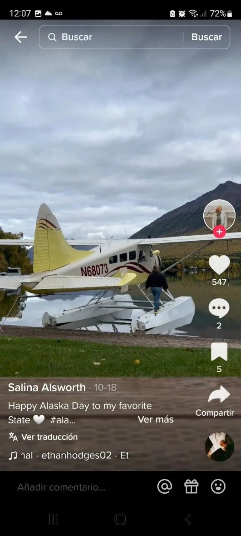 Joven viaja en avión para comprar despensa - Tomada de video