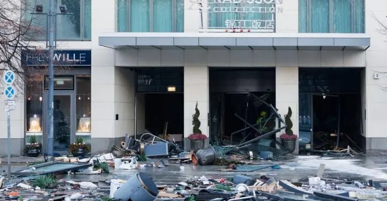 El agua del AquaDom arrastró muebles del hotel hasta la calle Foto: @QuakeChaser35