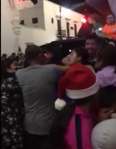 VIDEO: Desfile navideño termina en pelea campal VIDEO: Desfile navideño termina en pelea campal