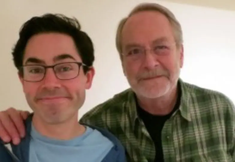 Es el locutor de radio que promete regalar un muñeco de Turbo Man a su audiencia.