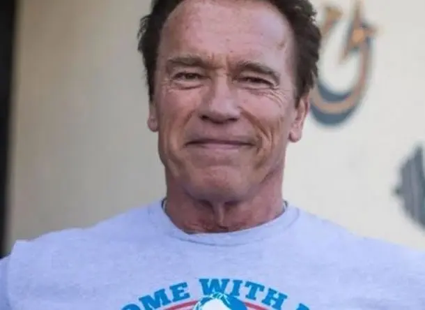 Es un empresario, quien por su trabajo descuida a su familia y olvida comprar el muñeco de Turbo Man para su hijo. 