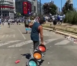 VIDEO: Hombre roba semáforo durante festejos masivos en Argentina