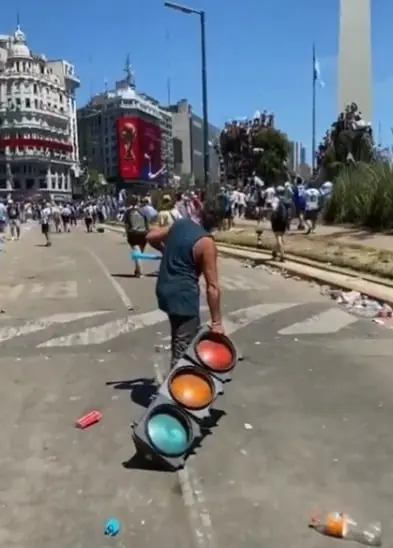 La polic&iacute;a local est&aacute; desbordada tras los festejos masivos en calles de Buenos Aires