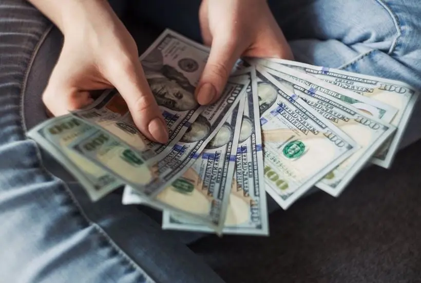 Haz una cuenta de todo lo que gastas mensualmente en "gasto hormiga": caf&eacute;, papitas, cigarros, taxi, comida a domicilio. Ahora multipl&iacute;calo por 12 meses, y ver&aacute;s todo lo que puedes ahorrar para irte de viaje o comprar algo que realmente necesites.