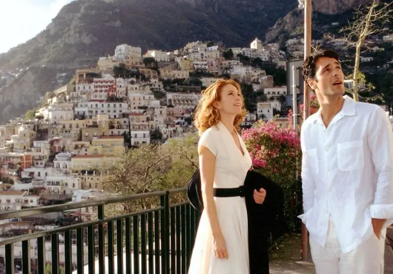 Devastada por su infiel marido, una exitosa mujer se muda a Italia, compra una casa y entabla amistad con un hombre casado.