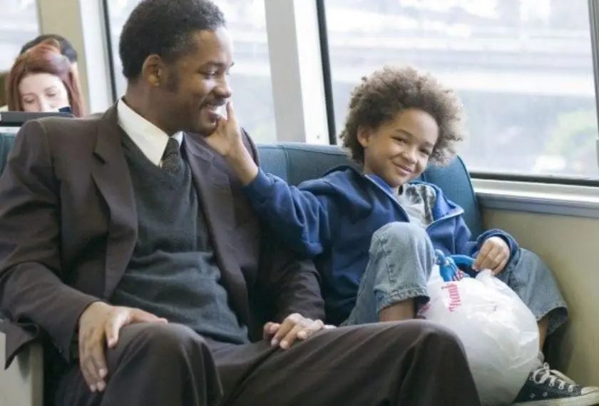 Un hombre y su peque&ntilde;o hijo se quedan sin sustento econ&oacute;mico y buscan un lugar donde vivir mientras &eacute;l est&aacute; a prueba para obtener un empleo en Wall Street.