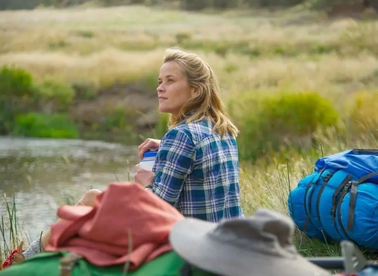 Desesperada por la disoluci&oacute;n de su matrimonio y la muerte de su madre, una mujer realiza una caminata sola de m&aacute;s de 1600 kil&oacute;metros por el sendero de la cresta del Pac&iacute;fico.
