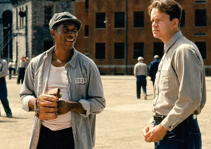 Un hombre inocente es enviado a una corrupta penitenciaria de Maine en 1947 y sentenciado a dos cadenas perpetuas por un doble asesinato.