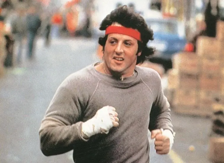 Rocky Balboa es un desconocido boxeador de Philadelphia a quien se le ofrece la posibilidad de alcanzar la fama y ganar el t&iacute;tulo mundial de los pesos pesados.
