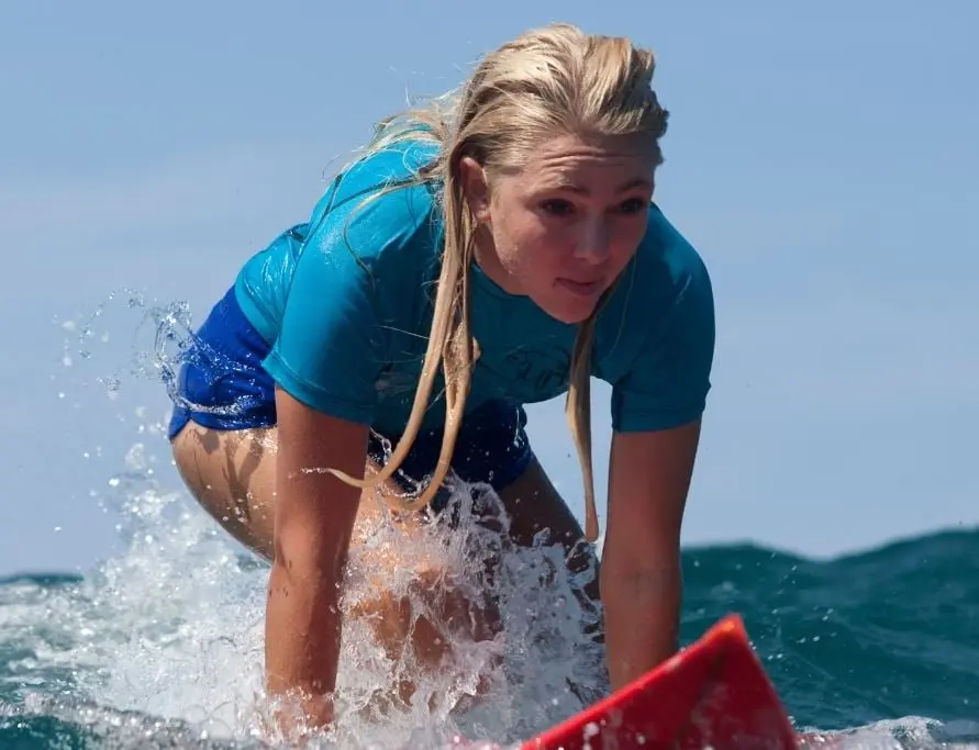 La adolescente Bethany Hamilton tiene un talento natural para el surfeo y ve c&oacute;mo cambia su vida para siempre tras perder un brazo por el ataque de un tibur&oacute;n.