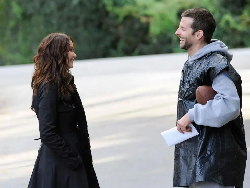 Despu&eacute;s de perder su casa, su trabajo, su esposa y pasar ocho meses en prisi&oacute;n, Pat Solatano termina viviendo con sus padres. Est&aacute; decidido a reconstruir su vida y reunirse con su esposa.