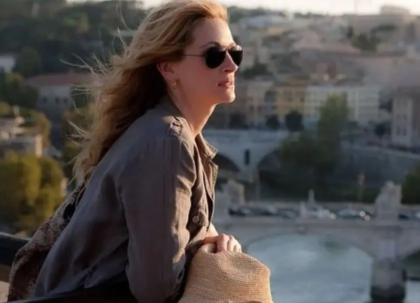 Pero un d&iacute;a descubre que ya no quiere m&aacute;s esa vida, por lo que decide poner fin a su matrimonio y emprender un viaje de autodescubrimiento que la lleva a Italia, India e Indonesia.