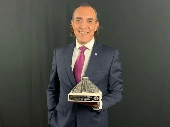 Era el amante de la esposa de Diego y m&aacute;s tarde, se cas&oacute; con su hermana Diana.