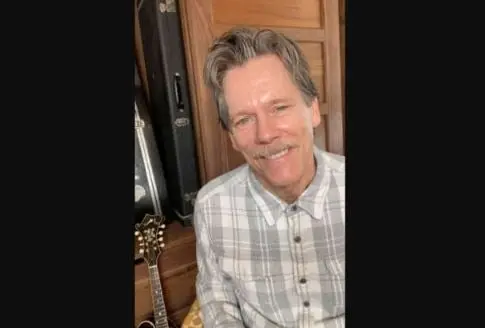 Era el compañero de trabajo de Emily, con quien le es infiel a Cal.