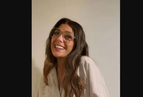 Era una mujer que Cal seduce y resulta ser la profesora de su hijo.