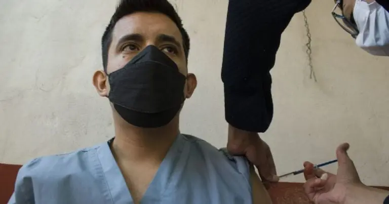 En el primer día se aplicaron más de 2 mil dosis. Foto: Twitter (@SSaludCdMx).