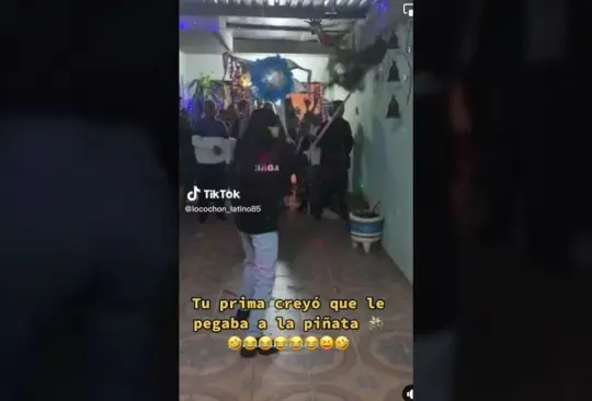 La joven se confundió y rompió la maceta. 