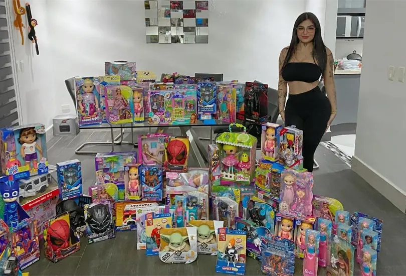 La influencer y modelo Karely Ruiz compró una buena cantidad de juguetes para repartirlos a los niños en un hospital de Monterrey, pero recibió algunos cometarios negativos. La influencer y modelo Karely Ruiz compró una buena cantidad de juguetes para repartirlos a los niños en un hospital de Monterrey, pero recibió algunos cometarios negativos.