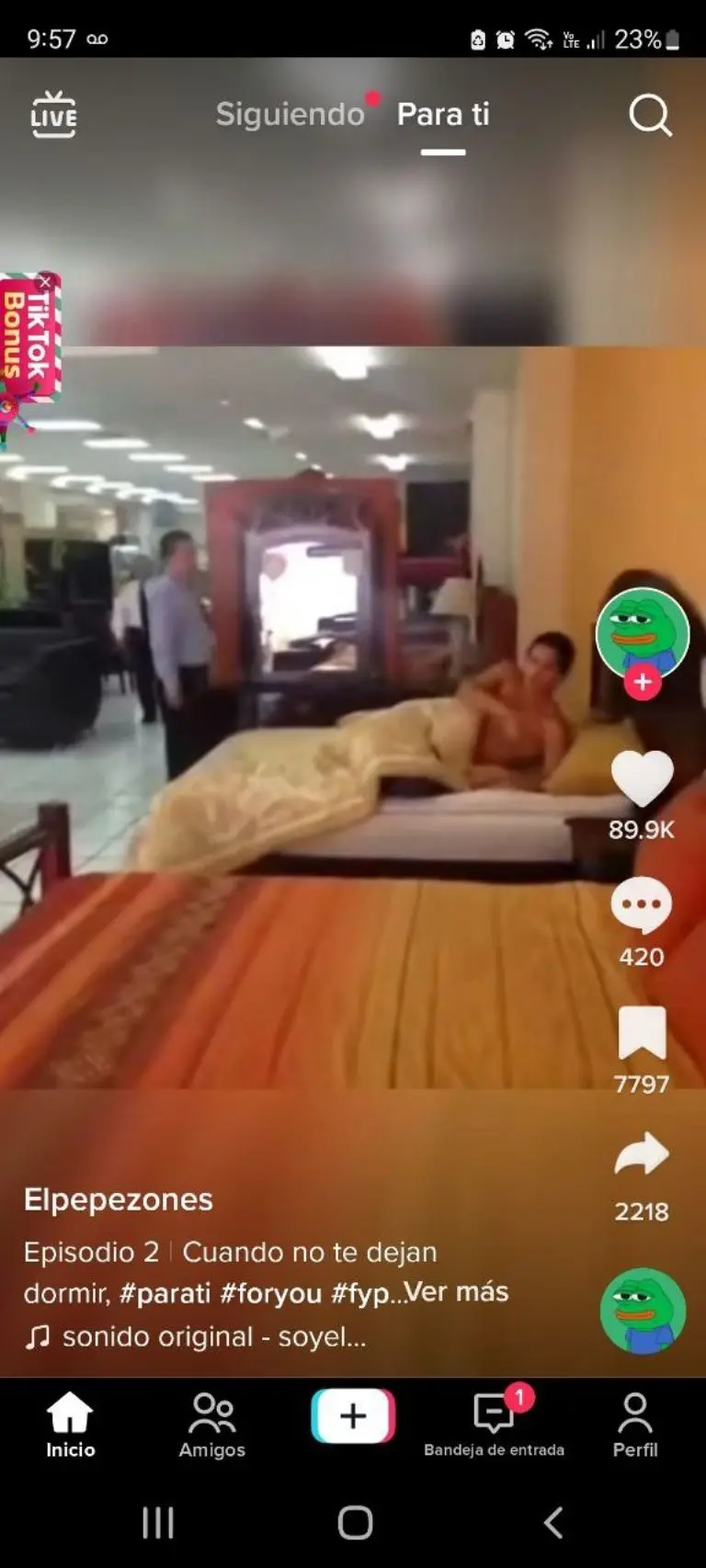 Joven dormido en tienda departamental - Tomada de video