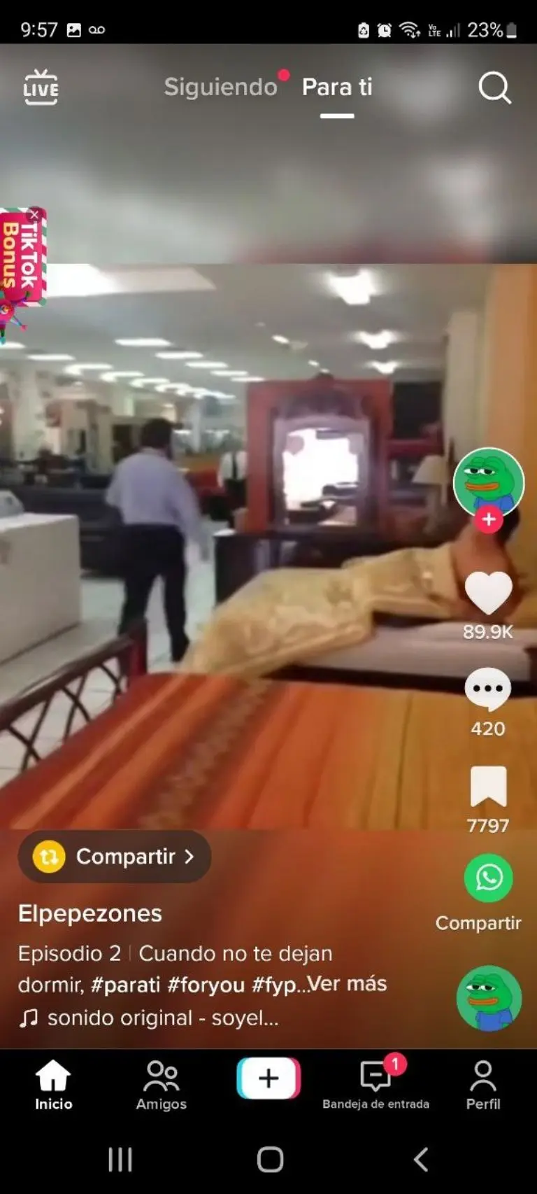 Joven dormido en tienda departamental - Tomada de video