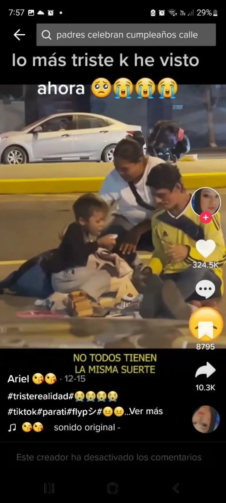 El pequeño sonríe por su pastel - Tomada de video