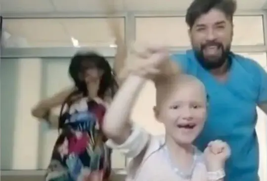 El video de la pequeña bailando con su enfermero se volvió viral en redes sociales Créditos: Especial 