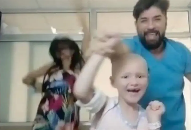 El video de la peque&ntilde;a bailando con su enfermero se volvi&oacute; viral en redes sociales Cr&eacute;ditos: Especial 