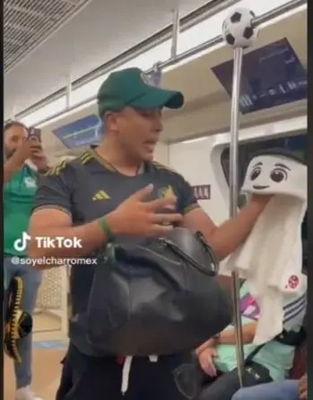 VIDEO "Tortillero mundialista": mexicano vende como vagonero en metro de Qatar