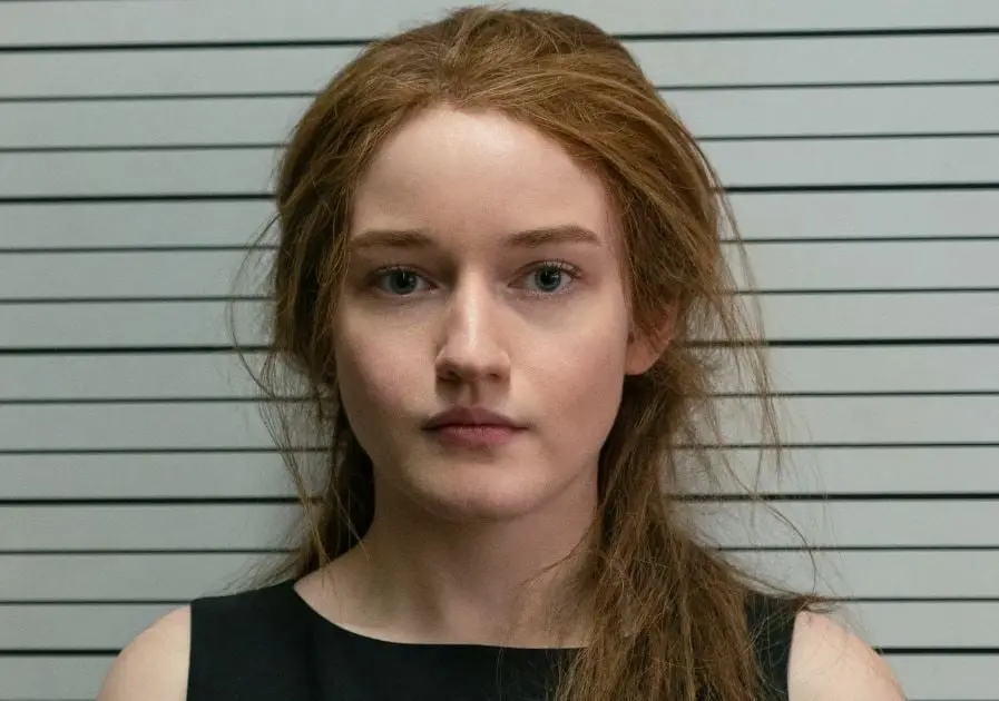 Una reportera se mete a investigar a Anna Delvey, quien convenció a toda la élite de Nueva York de que era una heredera alemana.