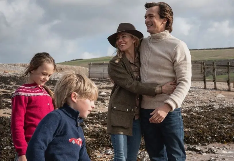 La vida privilegiada de Sophie, esposa de un poderoso político, se disuelve cuando un escándalo sale a la luz... y acusan a su marido de un crimen impactante.