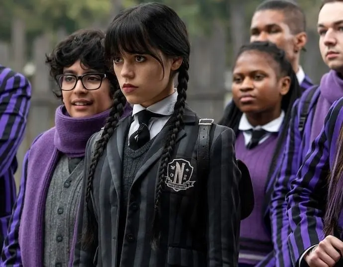 Inteligente, sarcástica y un poco muerta por dentro, Merlina Addams investiga una ola de asesinatos mientras hace nuevos amigos) en la Academia Nunca Más.