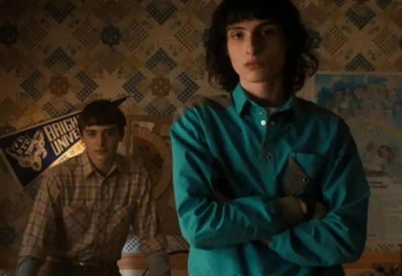 Después de la extraña desaparición de un niño, un pueblo se encuentra ante un misterio que revela experimentos secretos, fuerzas sobrenaturales y a una niña muy especial.