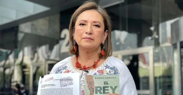 Xóchitl Gálvez con el libro 'El rey del Cash'. Foto: captura de pantalla.