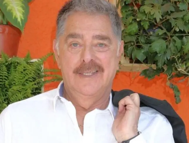 Fue el primer novio de Cecilia, con quien se compromete sin amarlo. El actor murió en 2020 por COVID-19.