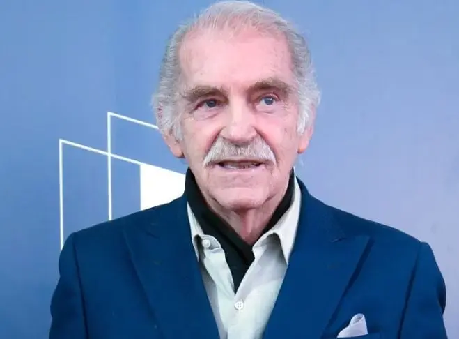 Fue el novio de Natalia, quien al creer que ella se había casado con otro decide convertirse en sacerdote. El actor murió en 2019.