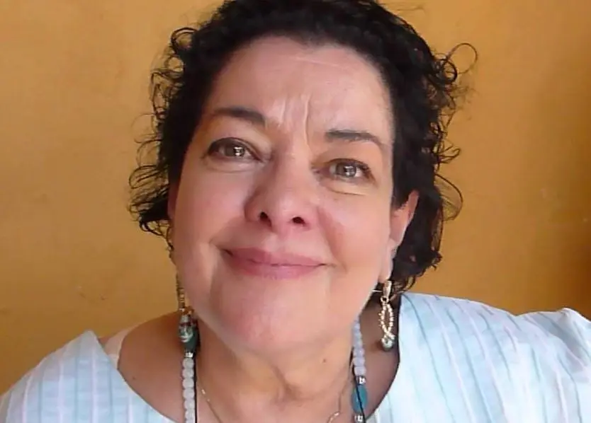 Era la tía de Cecilia, quien la quería y cuidaba como a una hija.