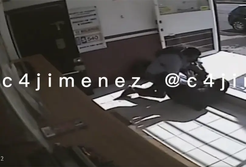 El asaltante trató de robar la casa de empeño, sin embargo, la mujer se defendió como pudo hasta que testigos llamaron a las autoridades El asaltante trató de robar la casa de empeño, sin embargo, la mujer se defendió como pudo hasta que testigos llamaron a las autoridades