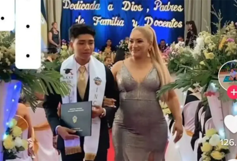 El estudiante celebró el esfuerzo que hizo su mamá para poder darle una buena educación pese a la ausencia de su padre El estudiante celebró el esfuerzo que hizo su mamá para poder darle una buena educación pese a la ausencia de su padre