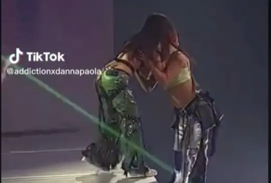 Danna Paola besó a una de sus bailarinas y así reaccionó su novio Alex Hoyer Danna Paola besó a una de sus bailarinas y así reaccionó su novio Alex Hoyer
