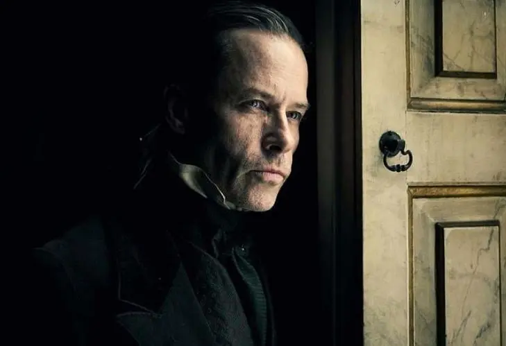 Es una nueva adaptación de la obra clásica de Charles Dickens, con un toque oscuro.