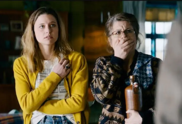 Una reunión navideña se convierte en una exploración del linaje femenino en esta serie de tres episodios que aborda las más íntimas complejidades de una familia.