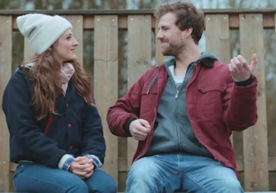 Bastian, un músico sin mucha suerte que intenta hacerle frente a la vida, regresa a casa para Navidad y encuentra sorpresas no tan gratas.