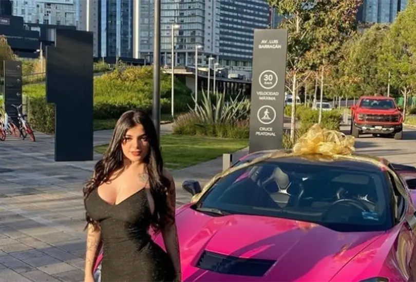 Los autos de lujo de Karely Ruiz