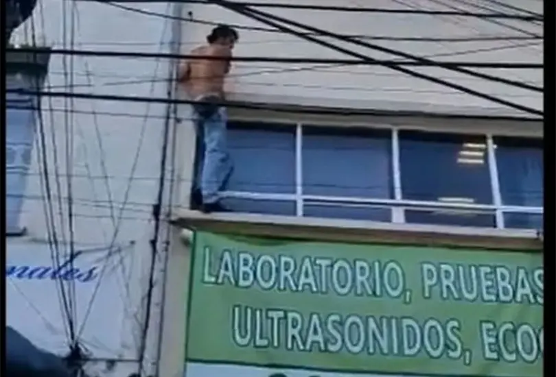 El sujeto sali&oacute; disparado a m&aacute;s de dos metros de altura Cr&eacute;ditos: Twitter / Captura de pantalla 