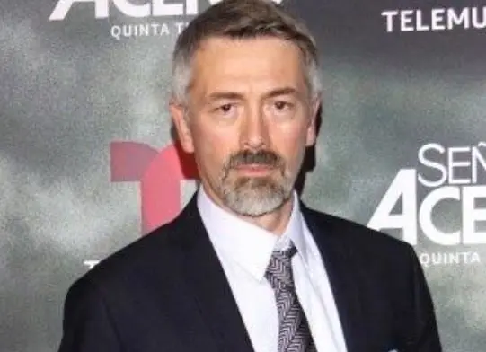 Era un dise&ntilde;ador de moda y amigo de Rub&iacute;, quien siempre aplaude sus fechor&iacute;as.