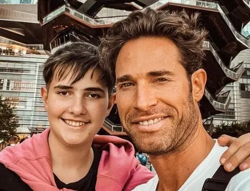 Era un arquitecto millonario que se enamora y se casa con Rub&iacute;.